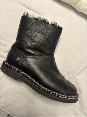 CHANEL Black Leather Shearling-Trim Chain-Detail Ankle Booties
